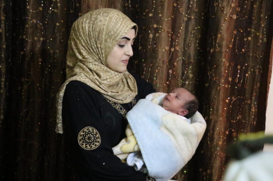 السيدة السورية وطفلها "أردن"