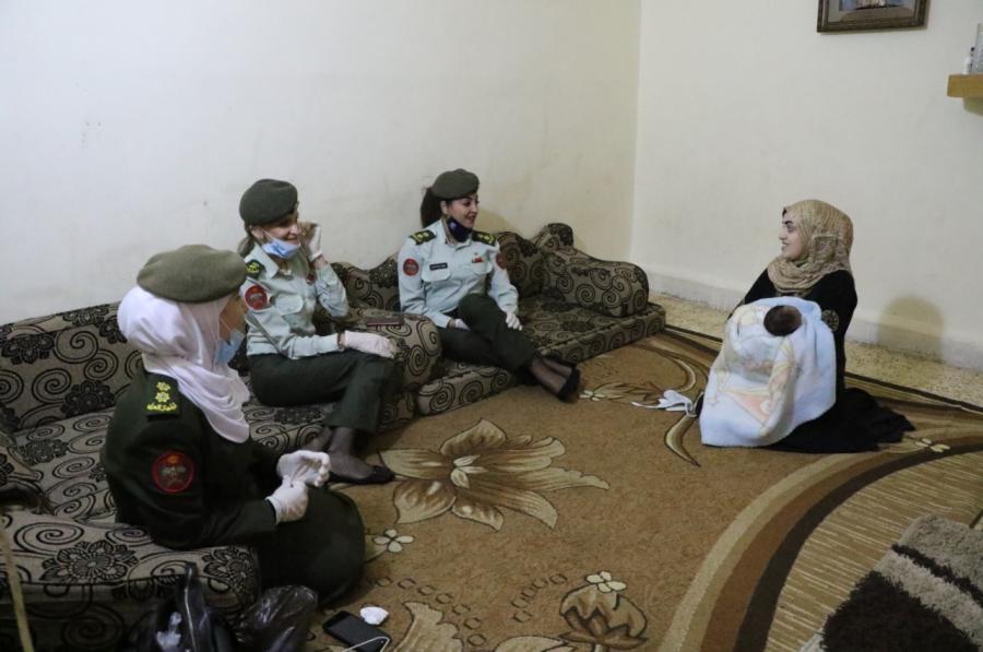 ضباط سيدات يزرن السيدة السورية وطفلها أردن الذي ولد في سيارة للجيش خلال فترة حظر التجوال