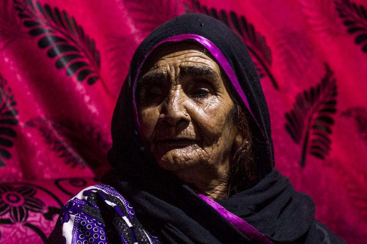 زهرة أولاندو في عريشة عائلتها في دير علا. تصوير محمد زكريا