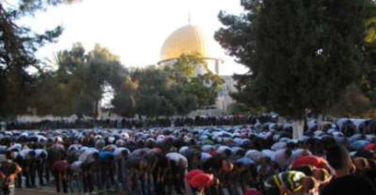 مسيرة ليلة العيد في القدس.. والآلاف يؤدون صلاة العيد في الأقصى
