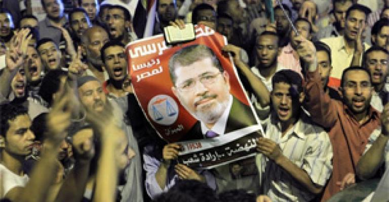 اشتباكات في ميدان التحرير بين معارضي ومناصري مرسي