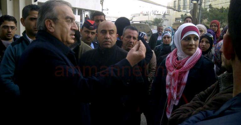 وزير الشؤون البلدية يتحاور مع المعتصمين امام الوزارة- عدسة احمد ابو حمد 