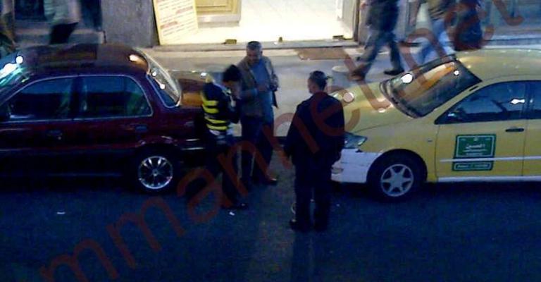 شرطي سير يخالف السيارات بوسط البلد- عدسة احمد ابو حمد 