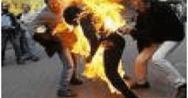 شاب تونسي  يضرم النار في نفسه