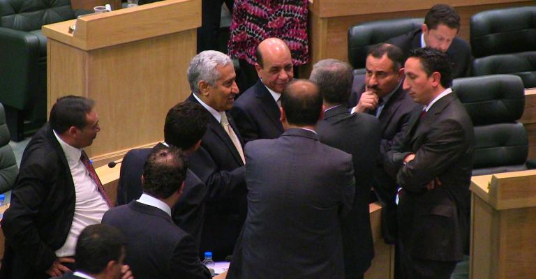 الثقة الحكومية تشق الكتل والتعويم قرار للحفاظ على بقائها 