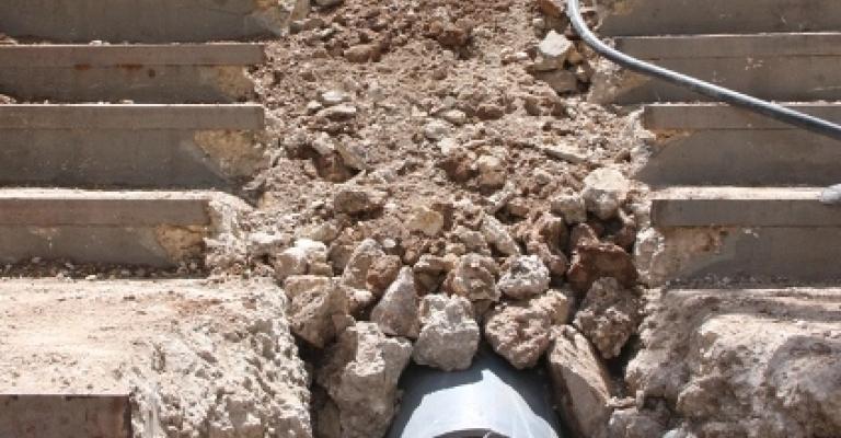 الامانة تنفذ خط تصريف مياه لدرج نور الدين زنكي 