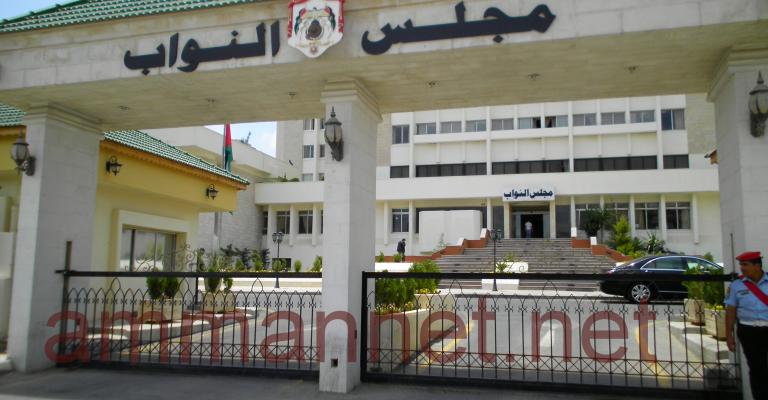 محاولة انتحار امام مجلس النواب 