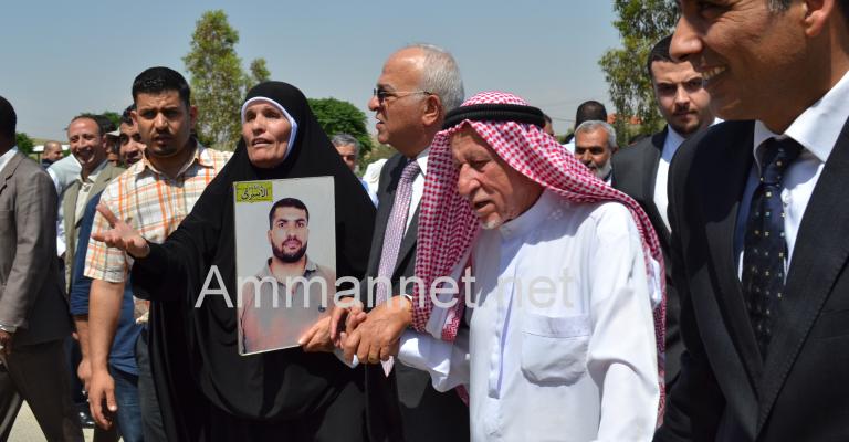 أهالي الأسرى يتساءلون أين الأحزاب؟