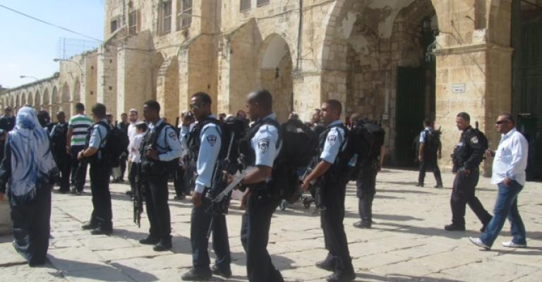 السلطات الاسرائيلية تعيد تصاريح العمل لثمانية حراس للأقصى 