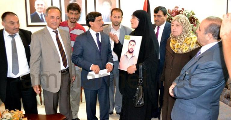 أهالي الأسرى يلتقون السرور والقنصل يزور بعض المضربين - صور