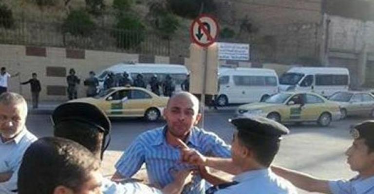 توتر بين قوات الأمن وأهالي الأسرى أمام الديوان