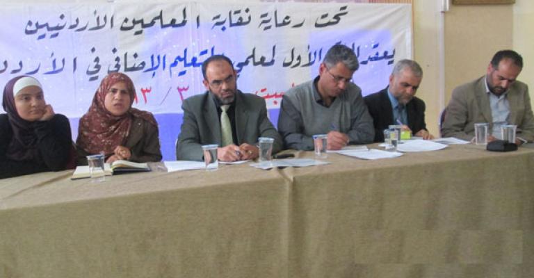 معلمو الإضافي يطالبون بصرف رواتبهم المتأخرة