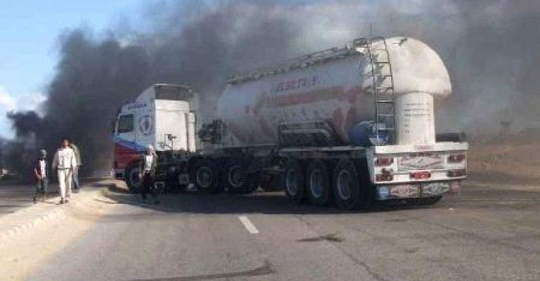 وفاة شخص وإصابة آخر بحادث تصادم صهريج وشاحنة