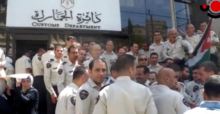 تحذيرات من نقص السلع وارتفاع أسعارها إثر إضراب موظفي الجمارك