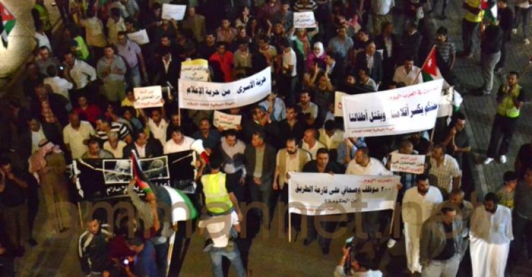 صور.. مسيرة "إنقاذ الإعلام" تضامنا مع العاملين في "العرب اليوم"