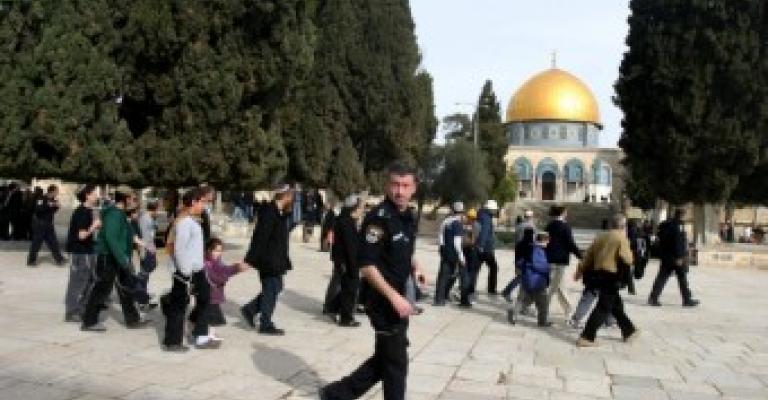 الآلاف يؤدون الجمعة الأخيرة من رمضان في الأقصى الآلاف يؤدون الجمعة الأخيرة من رمضان في الأقصى