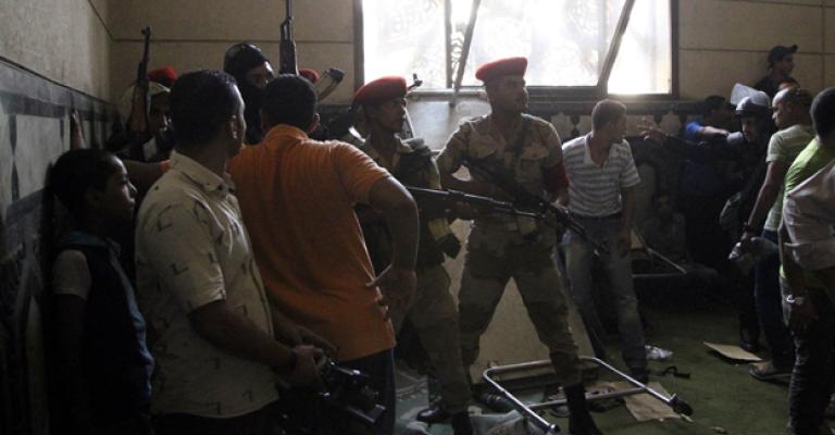 مصر: قوات الأمن "تخلي" المعتصمين من مسجد الفتح