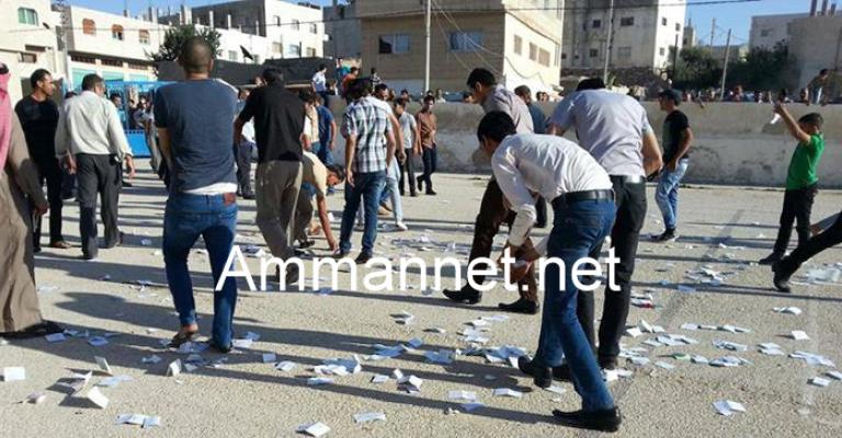 الكرك: إصابة رجل درك وإغلاق طرق.. ولجنة لإعادة الفرز- صور