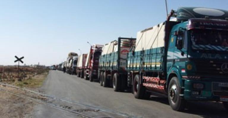 60 شاحنة محملة بالبصل عالقة على حدود العمري