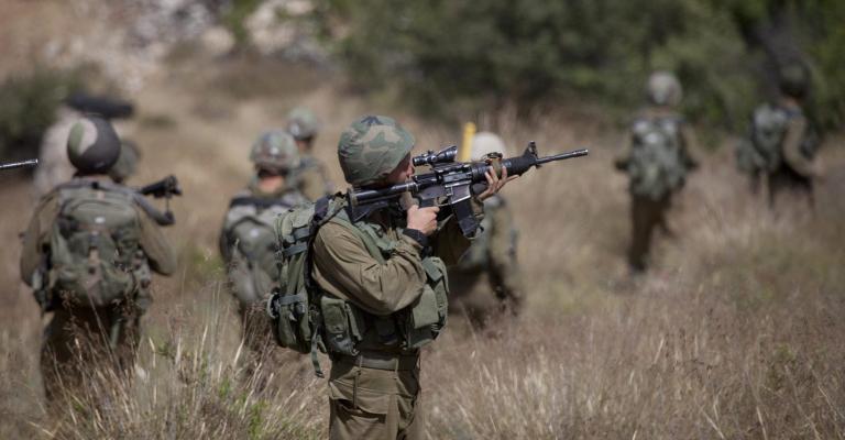 قوات إسرائيلية تطلق النار على مزارعين بدير البلح