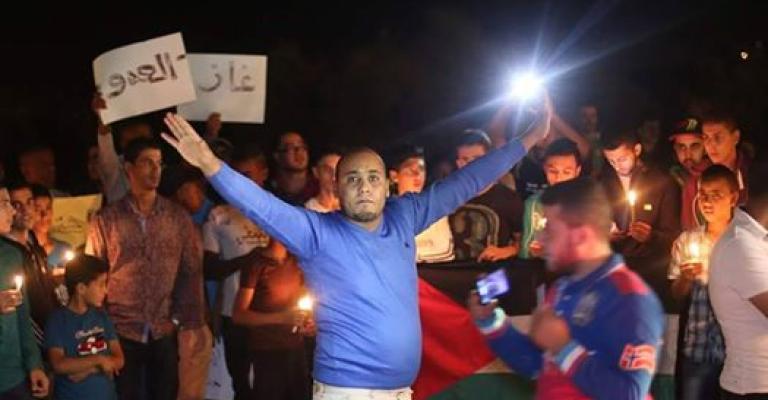 مخيم الحصن يطفئ الأنوار احتجاجا على "الغاز الإسرائيلي"