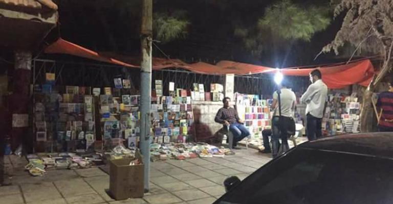 شبكات التواصل تنتصر لبائع بسطة كتب في اربد