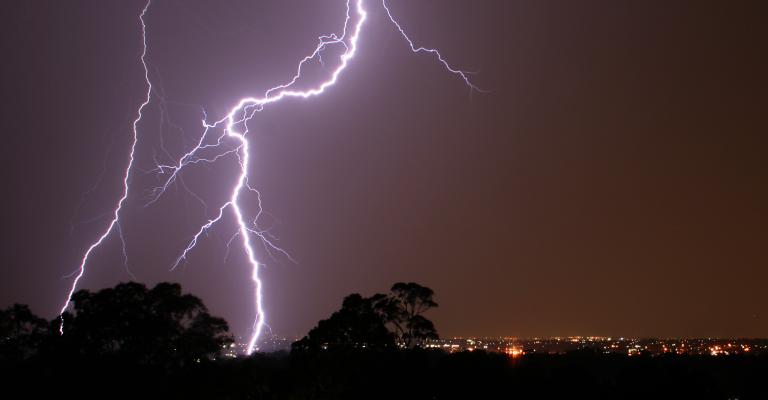 "صاعقة" تتسبب بفصل التيار الكهرباء عن مناطق في الكرك