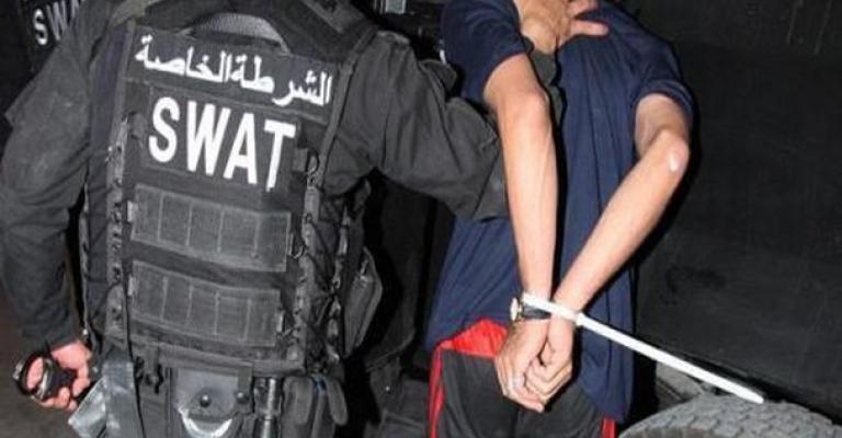 القبض على 3 مطلوبين وإصابة أحدهم بمداهمة امنية