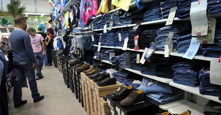 ملفات على طاولة وزير الصناعة والتجارة