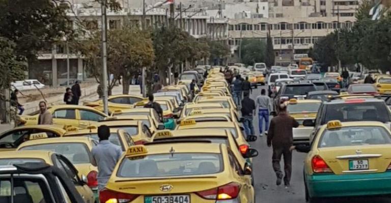 200 سائق وصاحب تاكسي يعتصمون أمام "النوّاب"