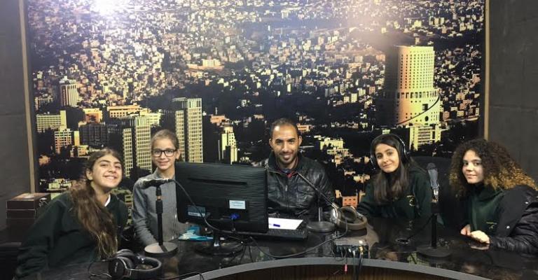 طالبات في المرحلة الإعدادية يقمن بتدوير البلاستيك