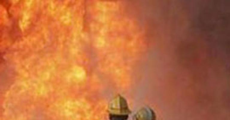حريق هائل في مصنع للبلوسترين وسحب دخان تصل أجزاء من عمان