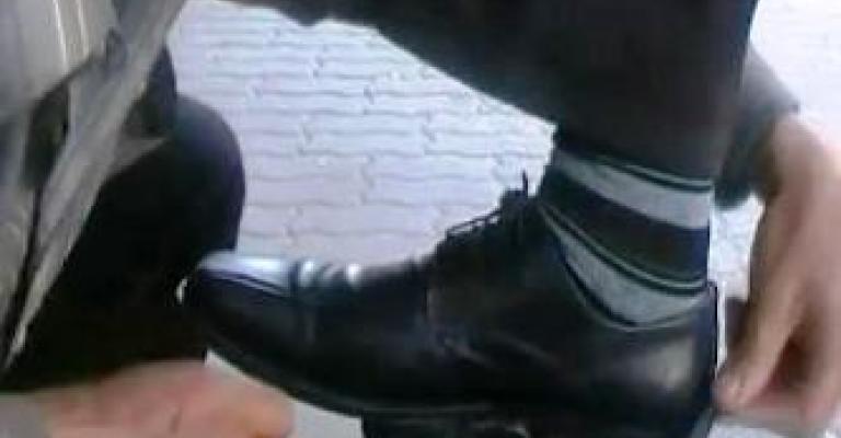 "بويجية الأحذية" منسيون في قاع المدينة (فيديو)