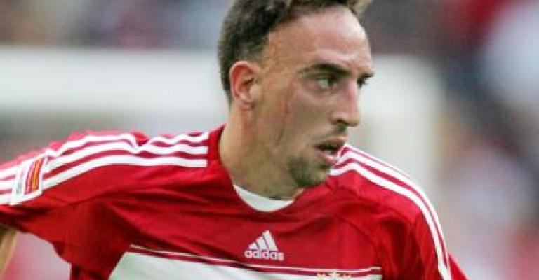 Bayern Munich's Ribery signs contract extension until 2015