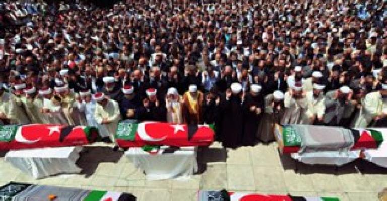آلاف الأتراك يشيعون جثامين ضحايا أسطول الحرية(صور) 