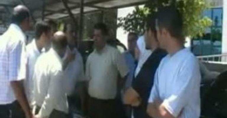 موظفو شركة مياهنا المفصولون يعتصمون أمام رئاسة الوزراء (فيديو)