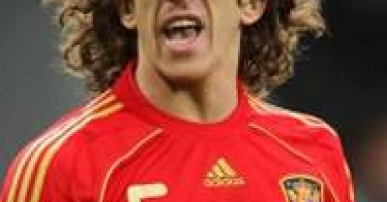 Barcelona's Carles Puyol commits to Spain for another 2 years