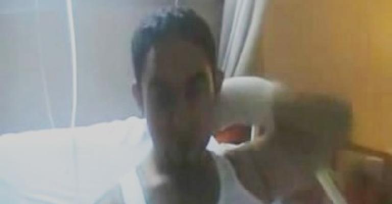 أحد مصابي "صواريخ العقبة".. خرج من المستشفى العسكري ليكتشف وجود شظية في رقبته فيما بعد (فيديو)