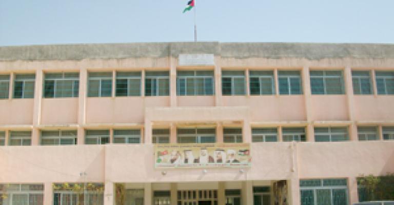 200 طالب في الشونة الجنوبية يتلقون التعليم بممرات المدرسة 200 طالب في الشونة الجنوبية يتلقون التعليم بممرات المدرسة