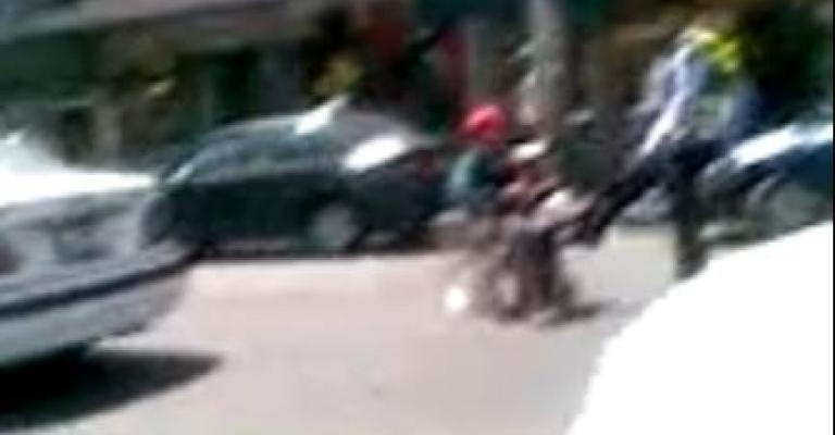 فيديو...شرطي سير يضرب مقعداً يحاول عبور الشارع 