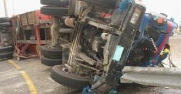 3 dead and 14 injured after truck overturns in Safout