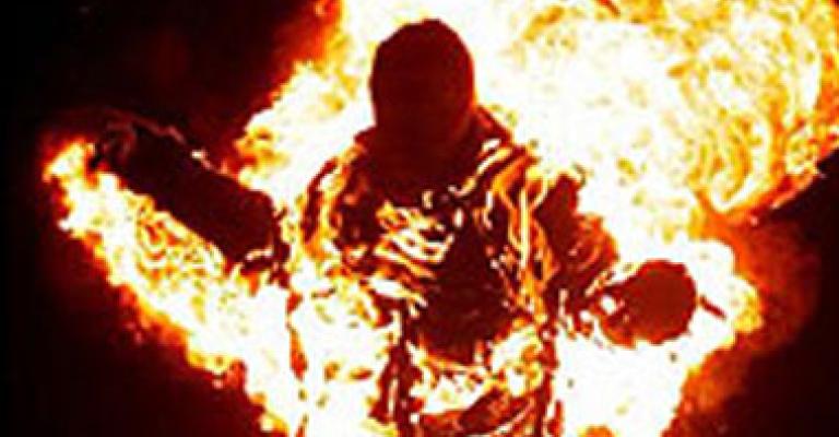 أربعيني يحرق نفسه أمام رئاسة الوزراء والأمن العام يقول انه من أرباب السوابق