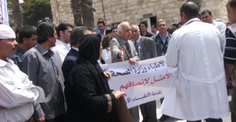 "الاطباء" تؤجل "مسيرة الارواب" ودعم شبابي للإضراب