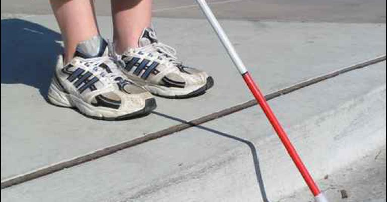 تخريج دورة السلامة المرورية في التعامل مع المكفوفين تخريج دورة السلامة المرورية في التعامل مع المكفوفين