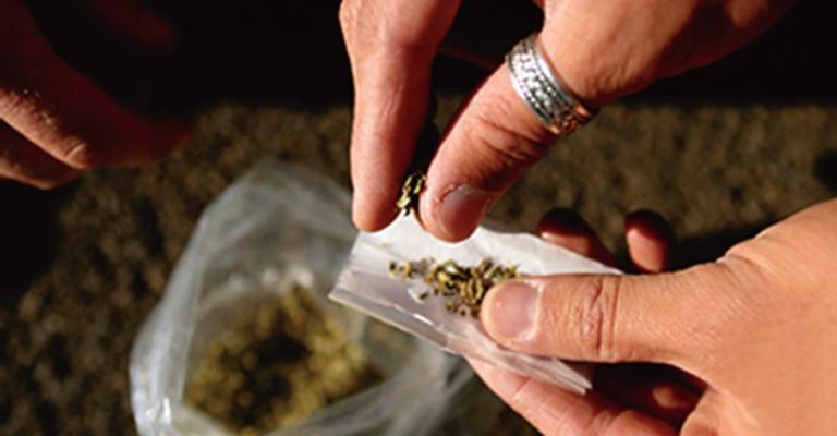 احالة 5 أشخاص إلى امن الدولة بقضايا ترويج وتعاطي المخدرات احالة 5 أشخاص إلى امن الدولة بقضايا ترويج وتعاطي المخدرات