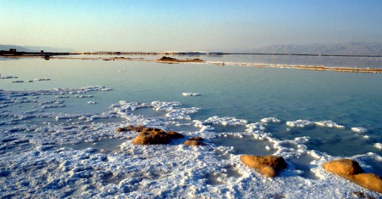 مسعى لتصوير لوحة بشرية من العراة في البحر الميت