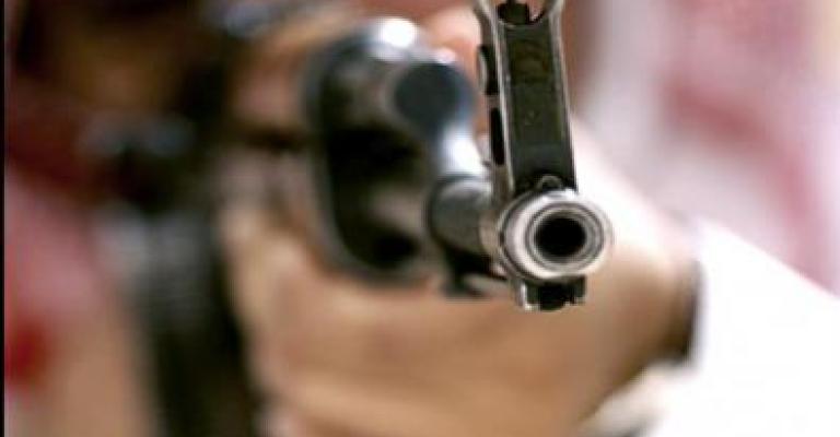 لص يطلق النار على شرطي