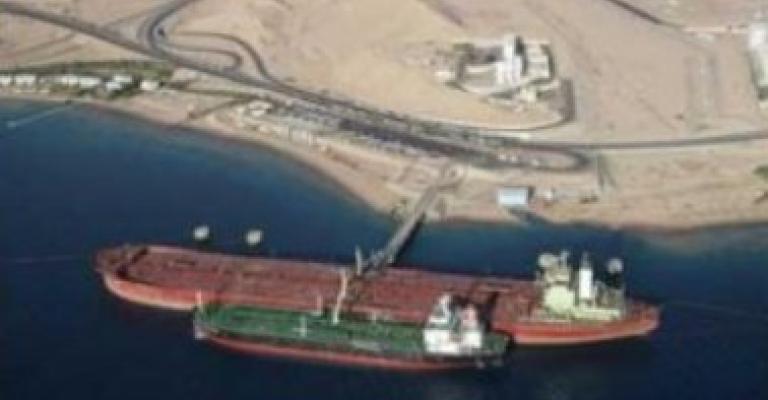 استئناف استقبال المشتقات النفطية على متن الناقلة جرش 