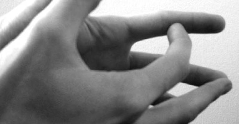 خمسيني يخنق ابنته حتى الموت 