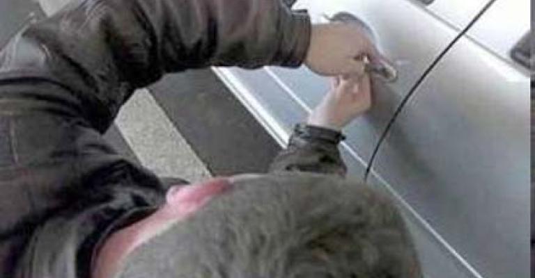القبض على عضو في عصابة لسرقة السيارات 